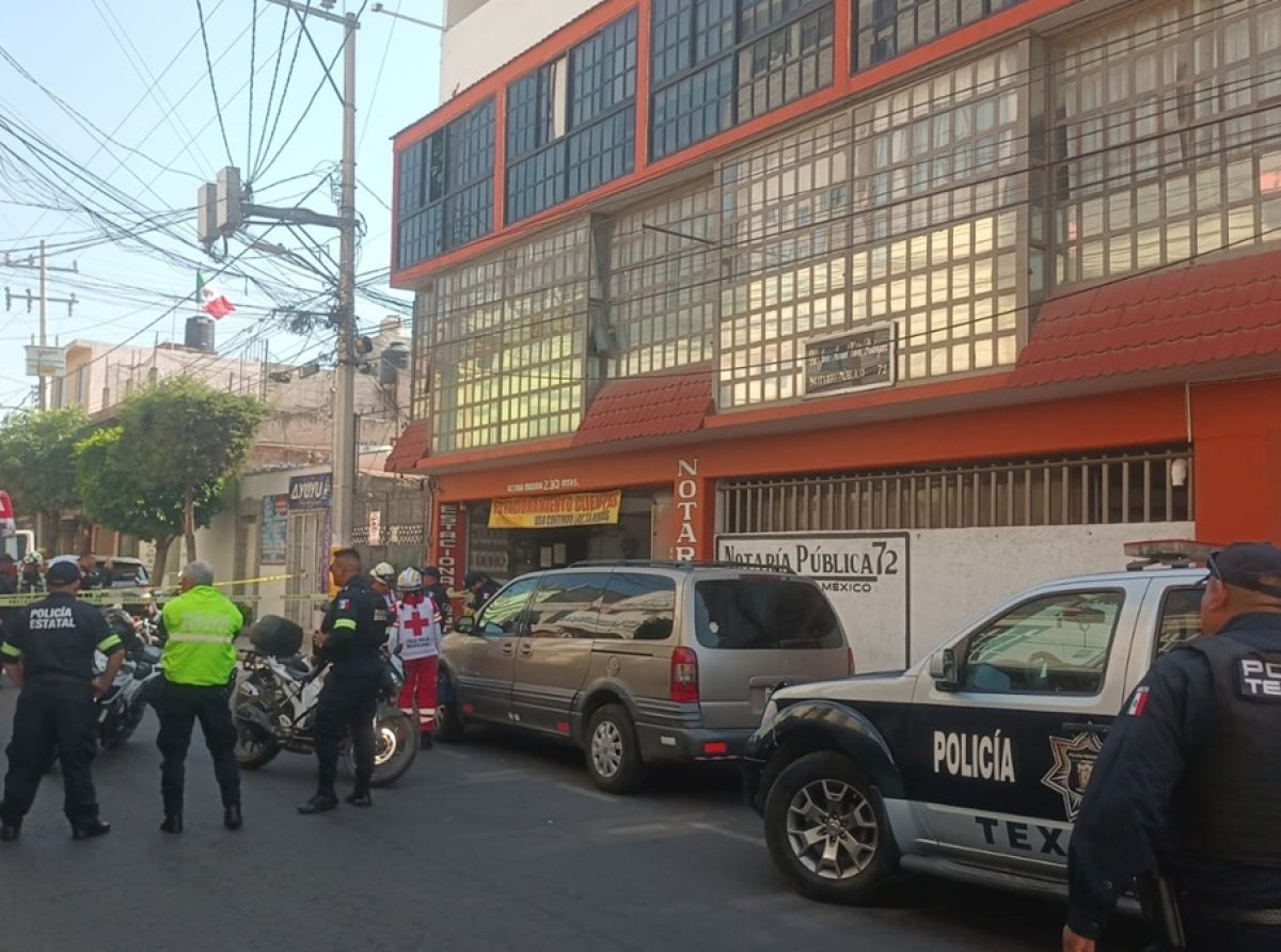 Crimen en Texcoco: asesinan a hombre afuera de notaría y huyen en motocicleta