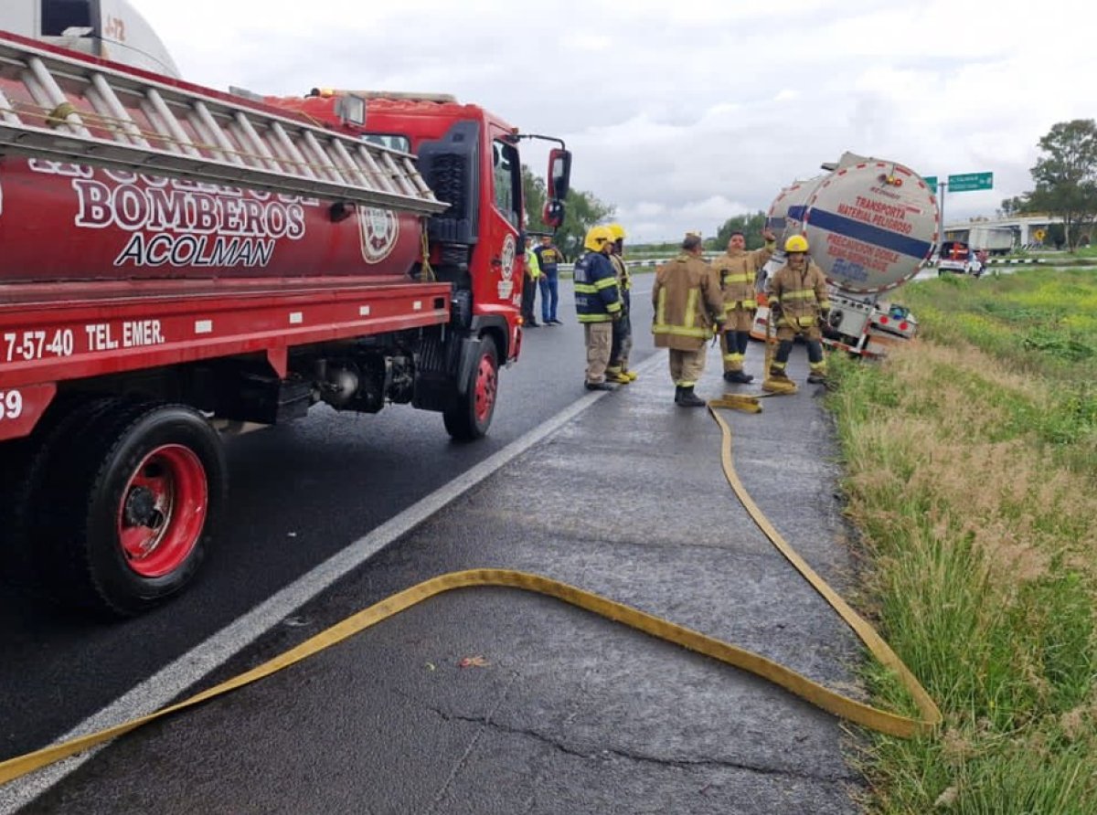 Atienden Bomberos Acolman incidente con pipa cargada de gasolina en la autopista México-Pirámides