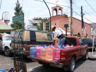 Persisten irregularidades en calidad del agua purificada en CDMX, revela nuevo análisis