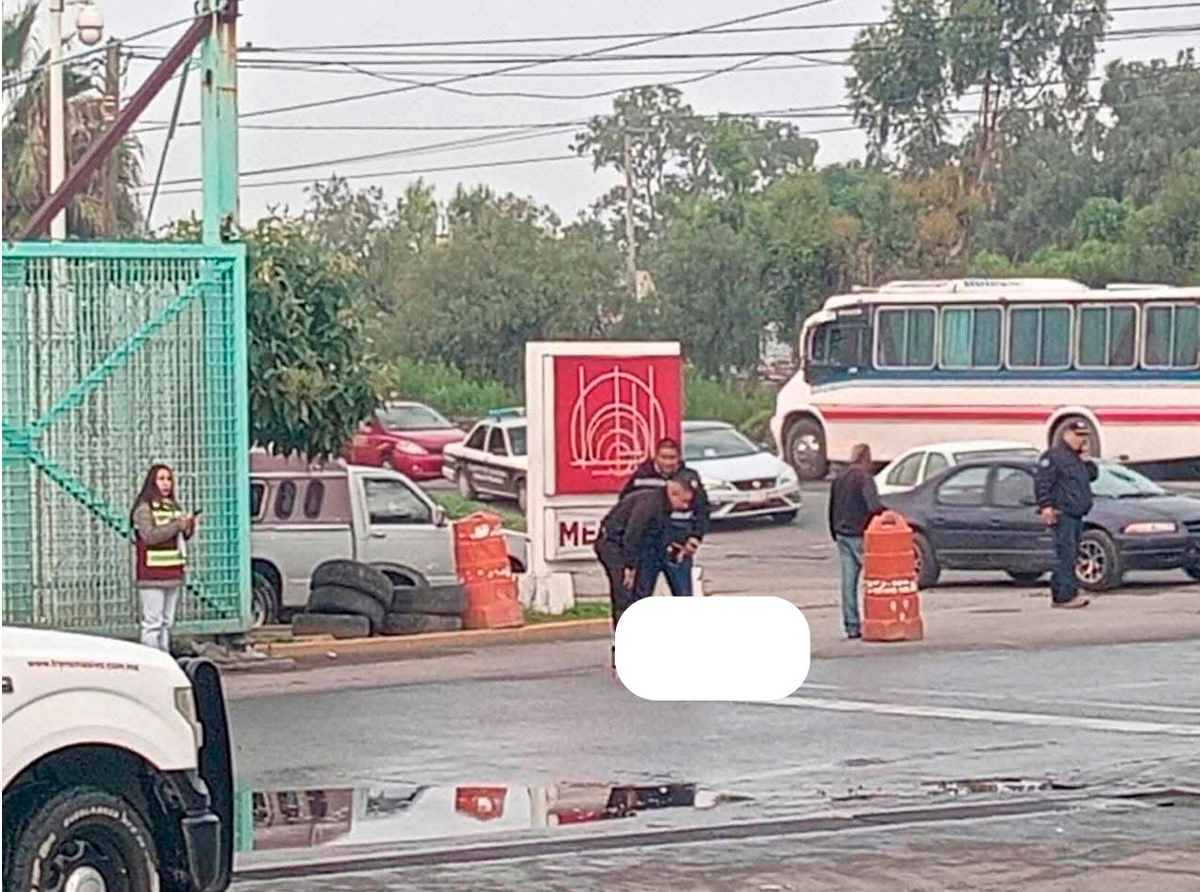 Mujer muere atropellada por pipa en carril del Mexibús