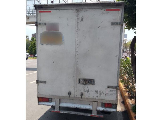 Recupera SSEM vehículo abandonado con carga de ropa en zona industrial