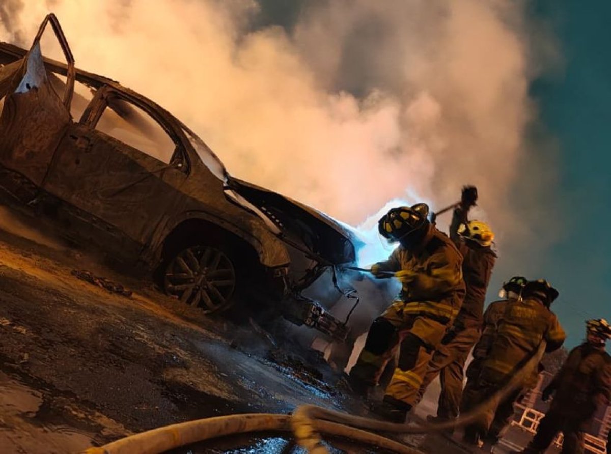 Bomberos sofocan incendio de auto en autopista México-Pirámides