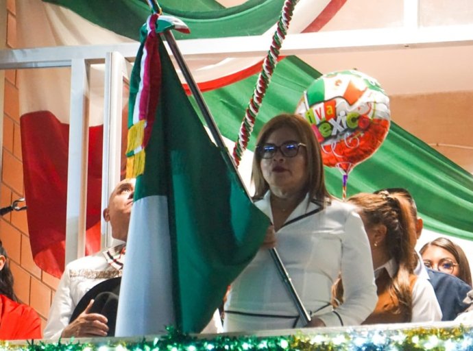 Blanca Osorio encabeza Grito de Independencia en Acolman con homenaje a víctimas del flamazo