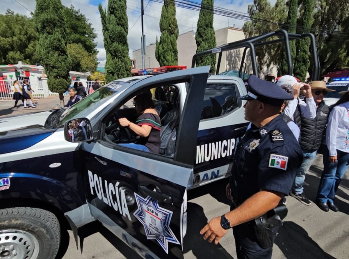 Entrega Blanca Osorio patrullas y encabeza desfile cívico en Acolman
