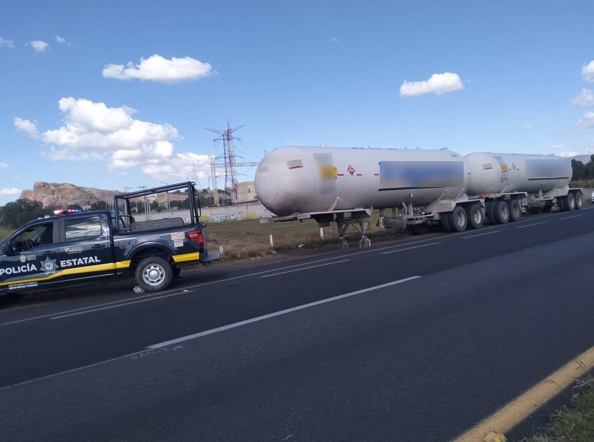 Recupera en Acolman Tractocamión y Dos Remolques con Reporte de Robo