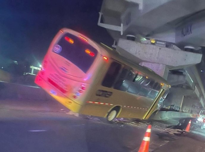 Impacta transporte de personal contra muro de contención en Chalco